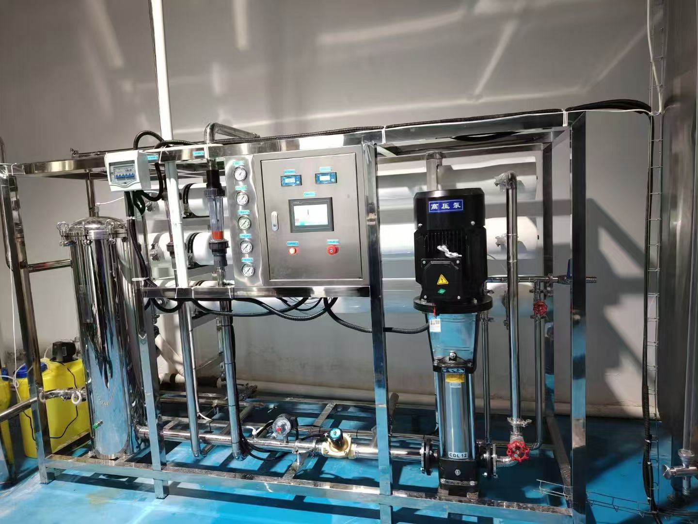 著名食品行业酵母菌生产用水，全不锈钢纯水设备投入使用，出水各项指标均达到客户生产需求。