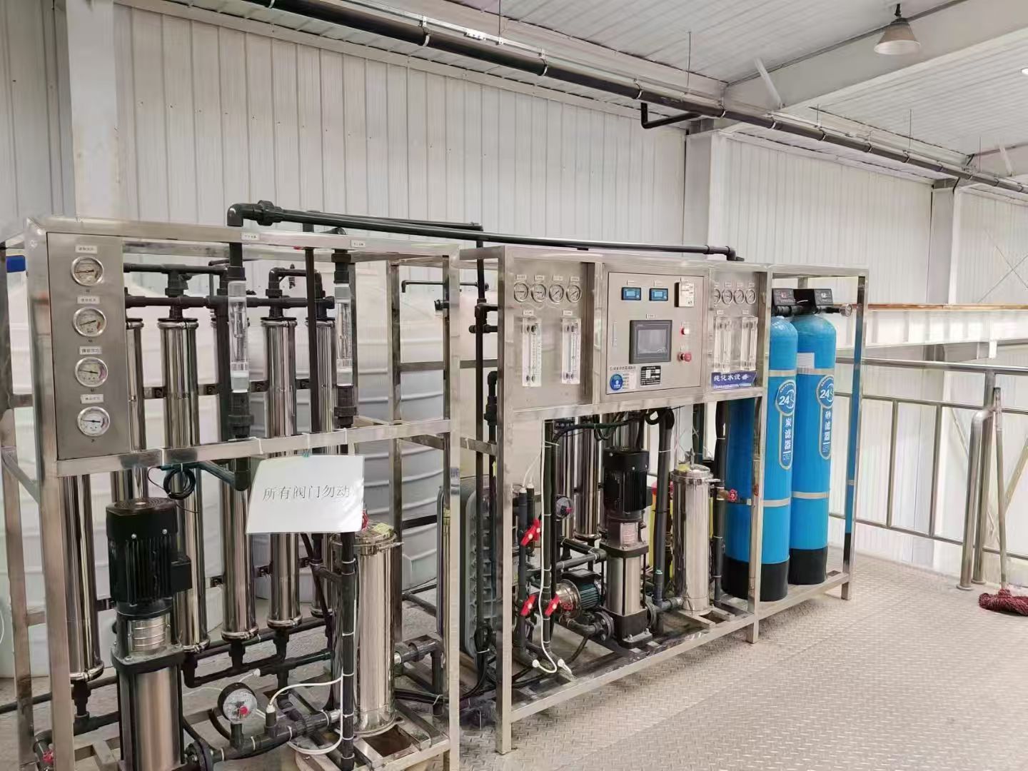著名食品行业酵母菌生产用水，全不锈钢纯水设备投入使用，出水各项指标均达到客户生产需求。