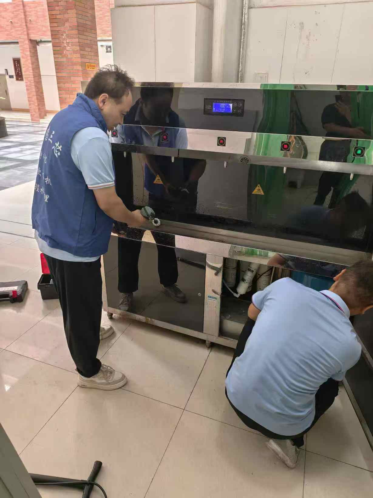 宝鸡中学直饮水设备滤芯更换完工
