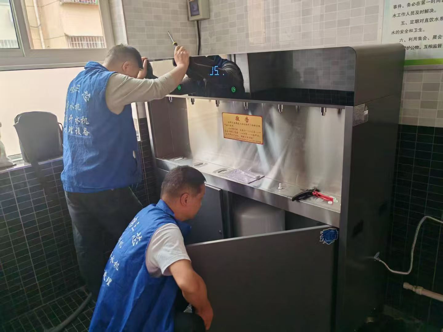 新民路小学新款智能校园直饮机安装成功